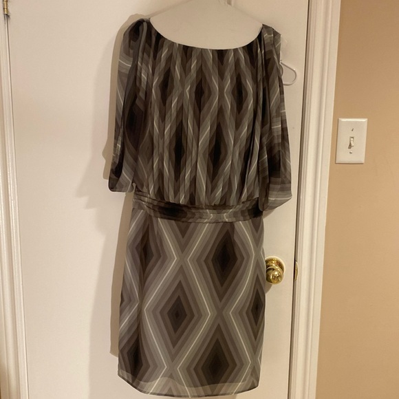 Stunning going out party dress with pleats and beautiful sleeves - Picture 1 of 4